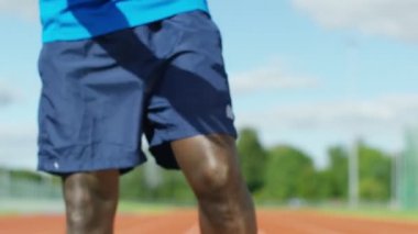 atlet başlangıç çizgisine bir yarıştan önce