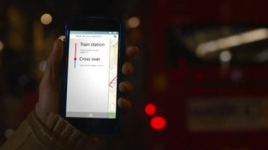 El ele tutuşan akıllı telefon.