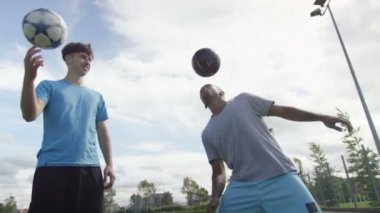 futbol oyuncuları topu gösterilen beceri kontrol