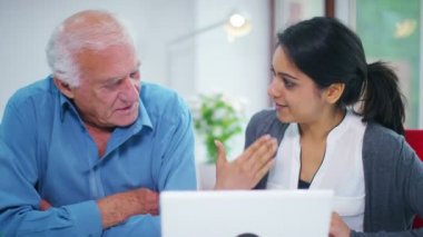 beyefendi bir bilgisayar kullanmayı gösterilen alt