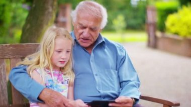 Dede ve torunu bilgisayar tablet vasıl arıyorsunuz