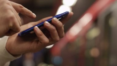 Bir smartphone kullanarak eller