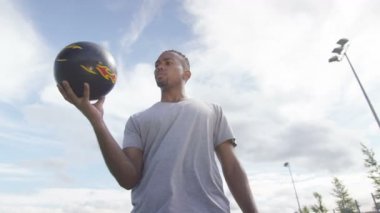  bir parmak üzerinde oyuncu dönen topu