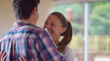 erkek ve kadın sarılabilir