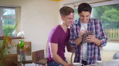 bilgisayar tablet ile gay çift