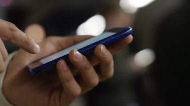 Bir smartphone kullanarak eller