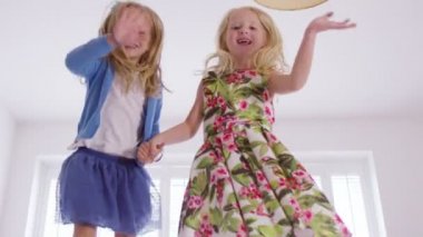 Kızlar yatakta atlama