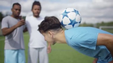 Top becerileri gösterilen futbolcu