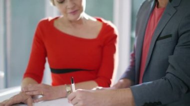 İş adamı ve kadın ofiste çalışıyor.