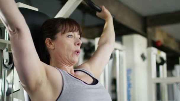 Mujer entrenando con pesas — Vídeos de Stock