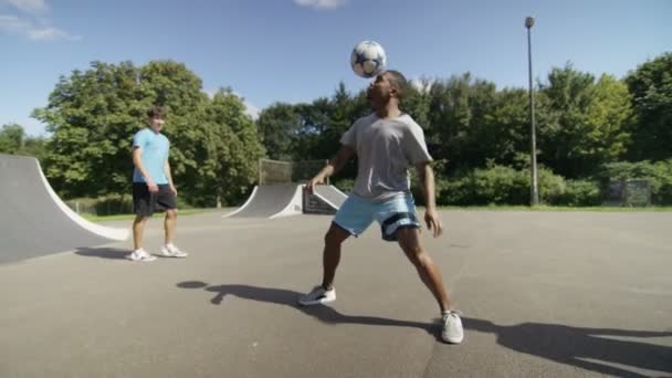 Футболисты демонстрируют навыки игры в мяч — стоковое видео