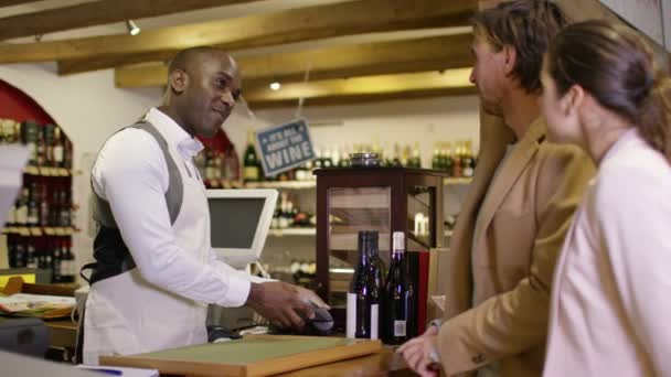 Un par de compras en una tienda de vinos — Vídeo de stock