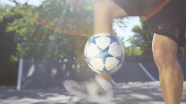 Futbolista practicando habilidades de pelota — Vídeo de stock