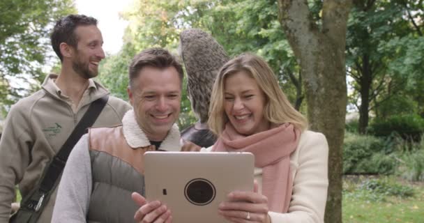 Visitantes tirando uma selfie com coruja cinza — Vídeo de Stock