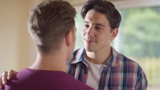 Gay coppia condividere un bacio — Video Stock