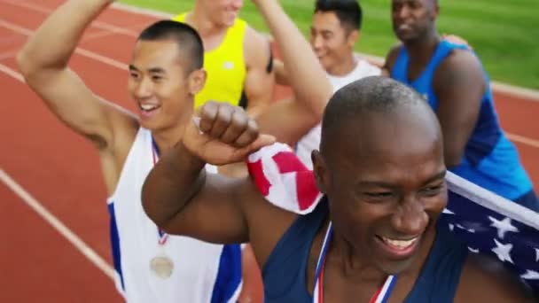 Equipe de atletismo comemorar a vitória — Vídeo de Stock