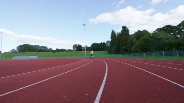 Atleta corriendo en la pista de carreras — Vídeo de stock