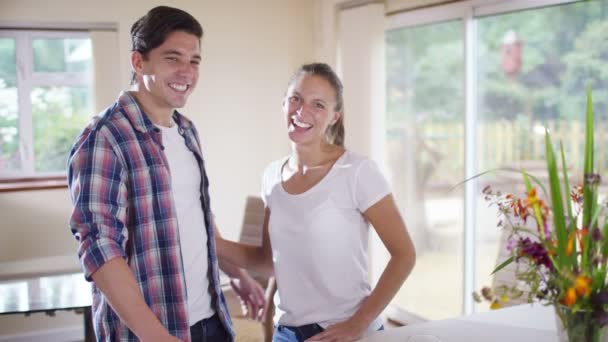 Pareja juntos en casa — Vídeo de stock