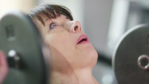 Жіночий важкоатлетичний тренінг з вагами — стокове відео