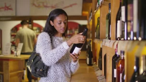 Kobieta, patrząc na wino — Wideo stockowe