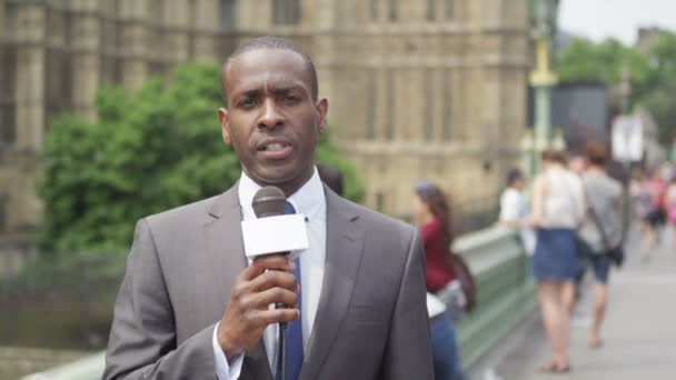 Reporter de nouvelles faisant en direct pièce à caméra — Video