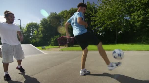 Jugadores de fútbol mostrando habilidades de pelota — Vídeo de stock