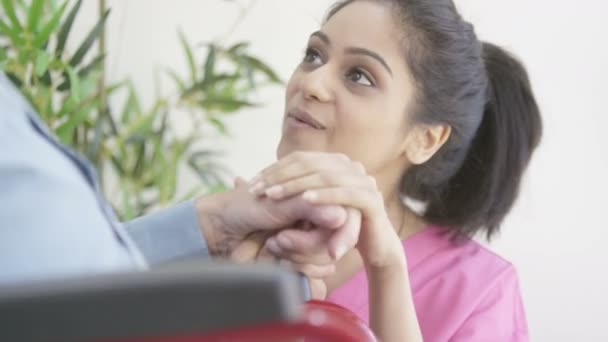 Enfermera sosteniendo la mano de caballero anciano — Vídeo de stock