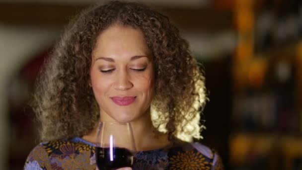 Женщина тестирует качество вина — стоковое видео