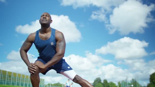 Atleta se esticando antes de uma corrida — Vídeo de Stock