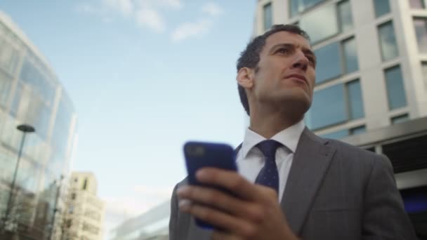 Homem de negócios usando smartphone — Vídeo de Stock