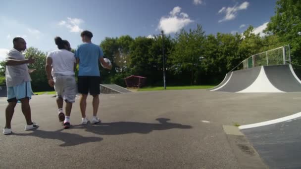 Jugadores de fútbol mostrando habilidades de pelota — Vídeo de stock