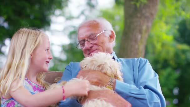 Nonno e nipote con cane — Video Stock