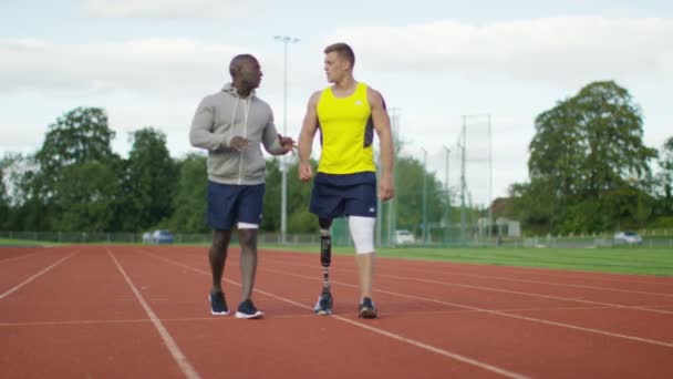 Protez bacak eğitmen ile çalışma dışarı — Stok video