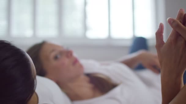 Pareja femenina relajándose en la cama — Vídeos de Stock