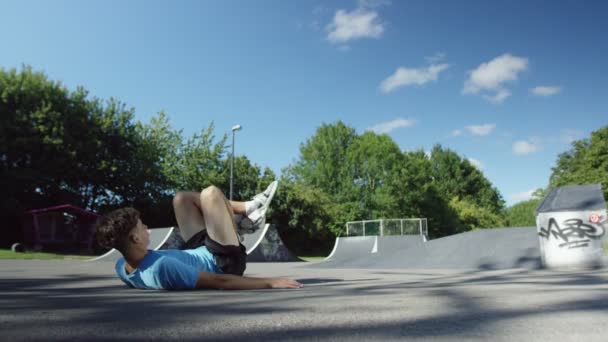 Hombre practicando habilidades de fútbol — Vídeos de Stock