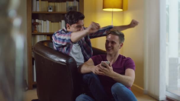 Gay couple en utilisant la technologie — Video