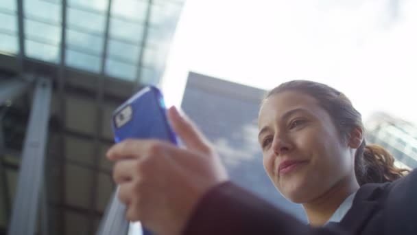 Bir selfie ile smartphone alarak iş kadını — Stok video