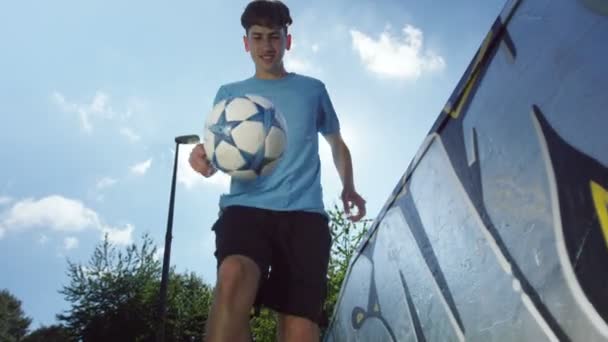 Hombre practicando habilidades de fútbol — Vídeo de stock