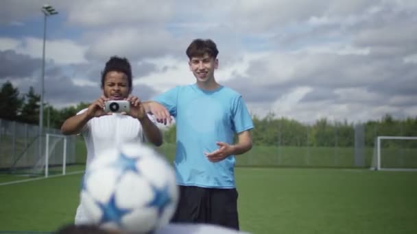 Jugador de fútbol mostrando habilidades de pelota — Vídeo de stock