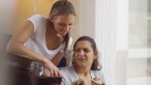 Gay feminino casal usando tecnologia — Vídeo de Stock