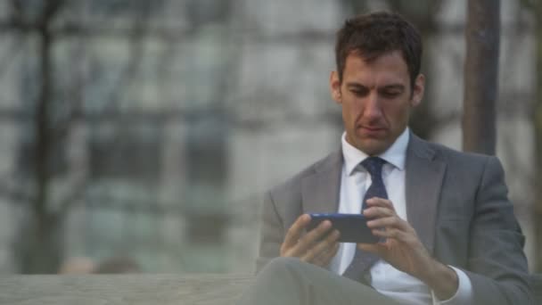Hombre de negocios usando el teléfono móvil — Vídeos de Stock