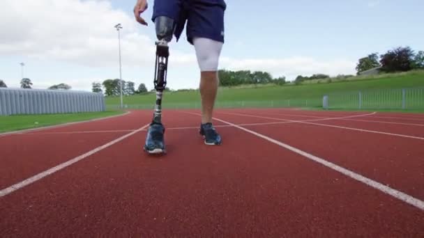 Atleta correndo na pista de corrida — Vídeo de Stock