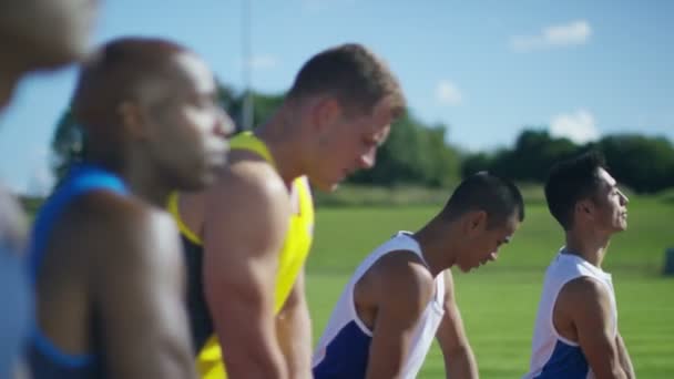 Sportovci, táhnoucí se před závodem — Stock video