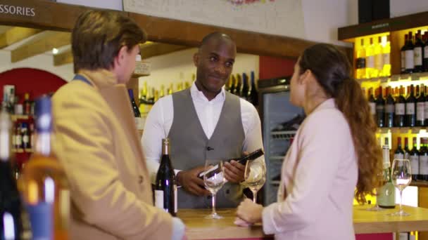 Pareja disfrutando de una sesión de degustación en la tienda de vinos — Vídeo de stock