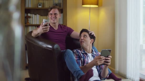 Gay couple en utilisant la technologie — Video