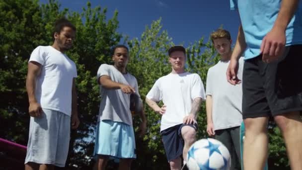 Футболист демонстрирует навыки игры в мяч — стоковое видео