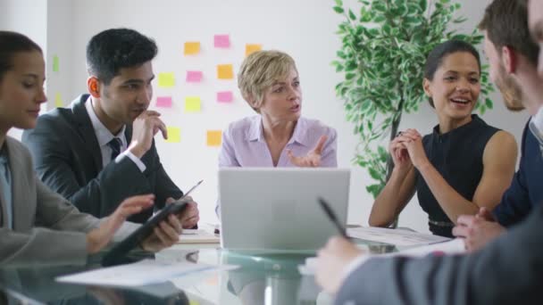 Equipe de negócios brainstorming para ideias — Vídeo de Stock