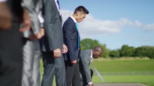 Hommes d'affaires à courir la ligne de piste jusqu'à la ligne de départ — Video