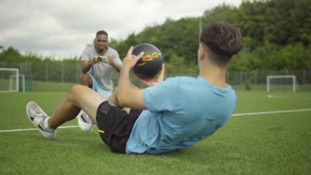 Jogadores de futebol mostrando habilidades de bola — Vídeo de Stock