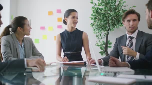 Équipe d'affaires brainstorming pour des idées 